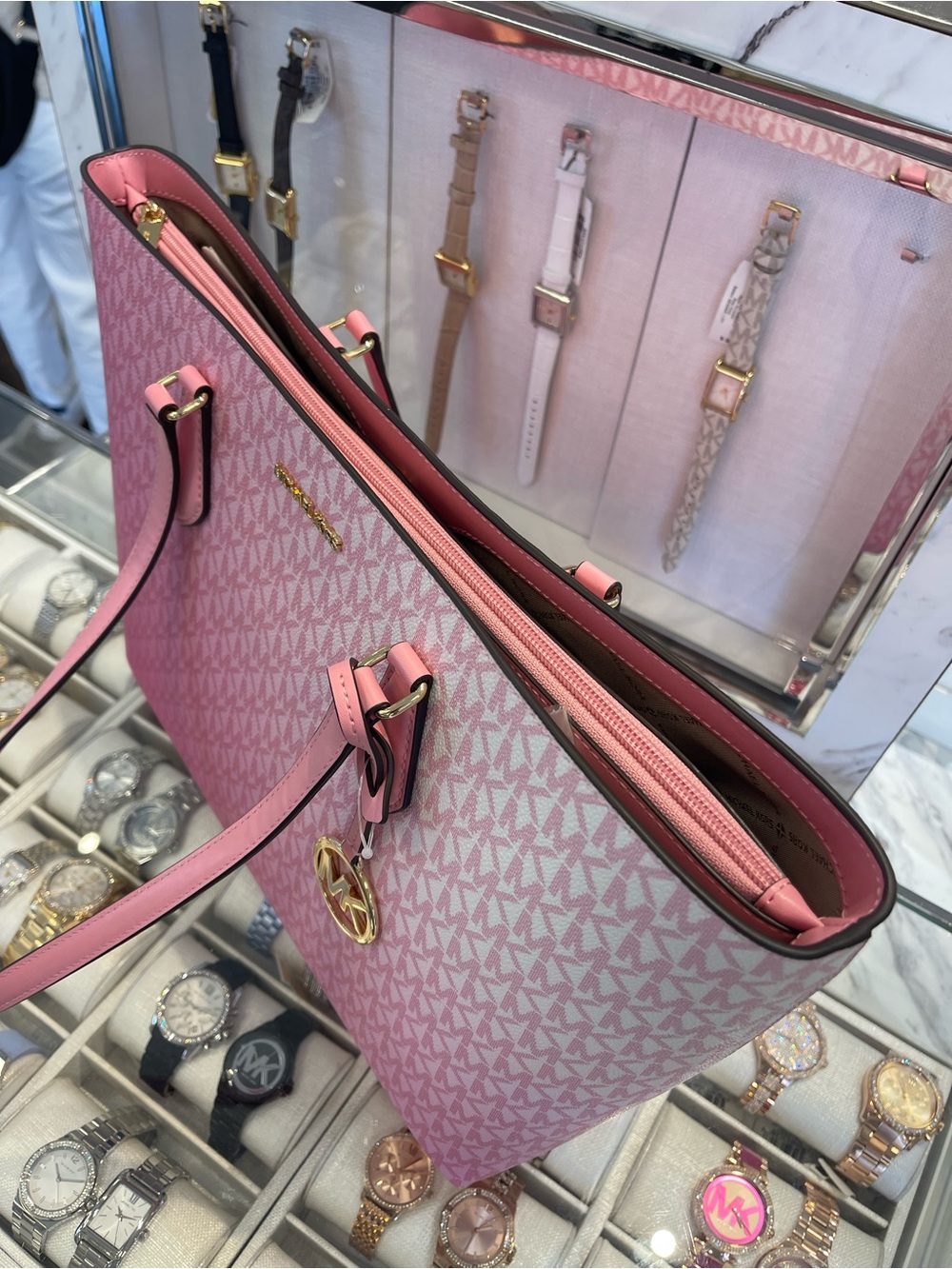 MICHAEL MICHAEL KORS SHEILA
CARNATION LG Multifunctional TOTE bag 
Carnation
NWT - Picture 5 of 16